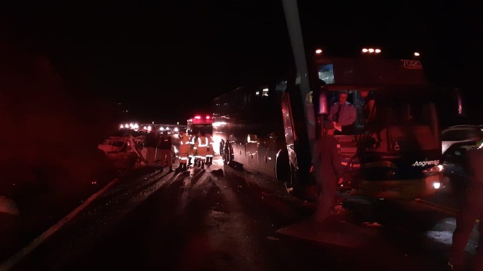 Acidente entre carro e ônibus na BR-040, em Barbacena