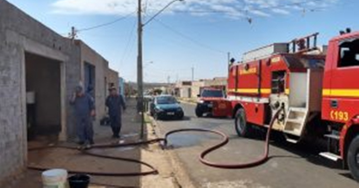 Motorista bate com o carro em parede de residência no bairro Santa Tereza em Barbacena