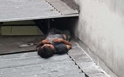Homem fica preso em telhado após tentar fugir da PM em Juiz de Fora