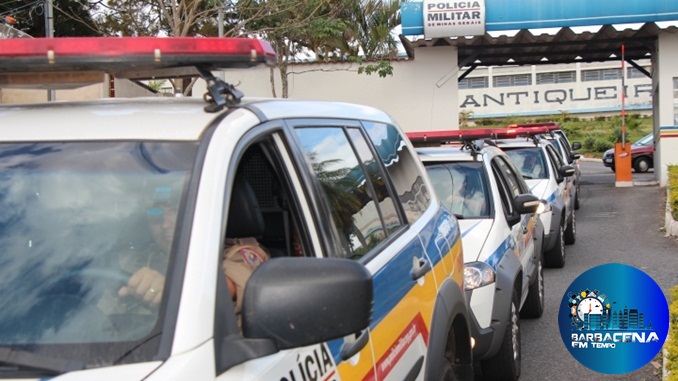 Mulher é conduzida à delegacia de polícia, após ser flagrada com drogas em Barbacena