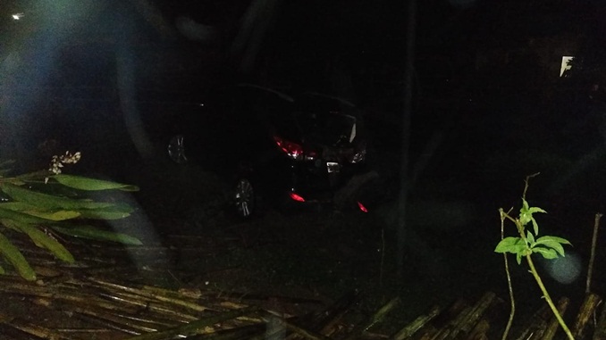 Veículo cai em ribanceira na MG 338 proximidades do bairro Roman em Barbacena