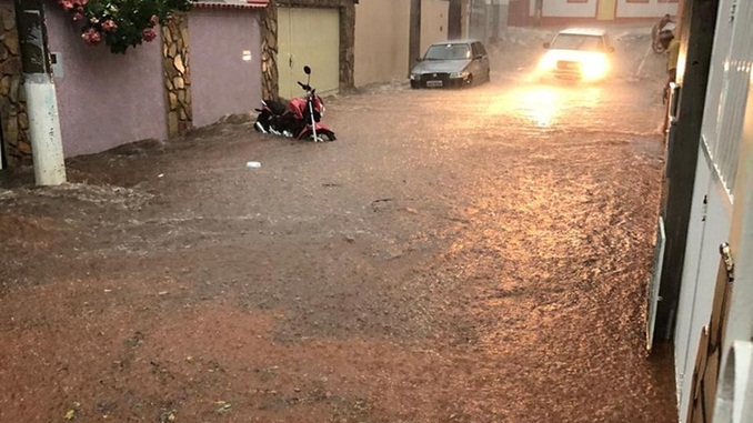Chuva forte causa estragos em Divinópolis e Pitangui na região Centro-Oeste