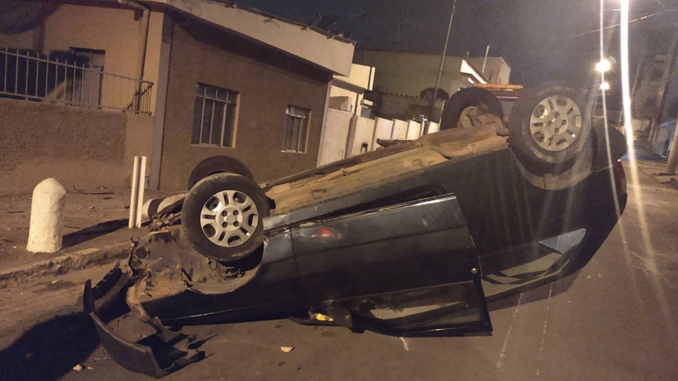 Motorista perde controle do veículo e capota na rua Cruz das Almas, em Barbacena