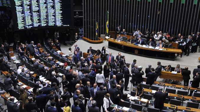 Deputados defendem mudança na lei de contratação de brasileiros por empresas estrangeiras