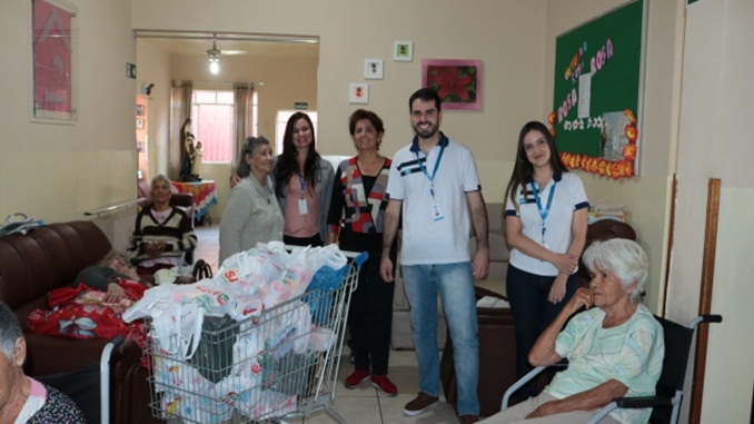 Sala do Empreendedor de Barbacena, numa parceria com Sebrae entrega doação de leite para o Lar das Velhinhas