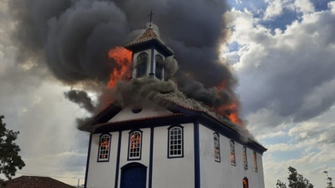 Incêndio destrói capela centenária no município de Diamantina