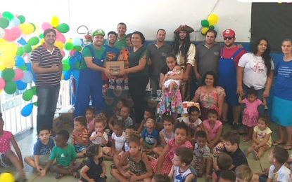 Taxistas de Barbacena doam leite e brinquedos para creche