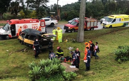 Seis vítimas são socorridas após capotamento de Van na BR-040 em Barbacena