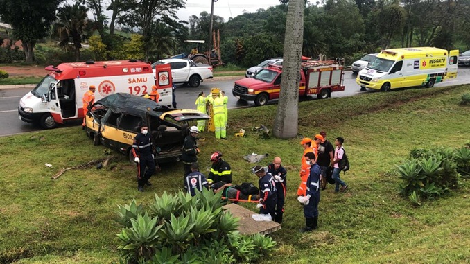 Seis vítimas são socorridas após capotamento de Van na BR-040 em Barbacena