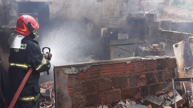 Incêndio destrói residência no bairro Bedeschi em Barroso