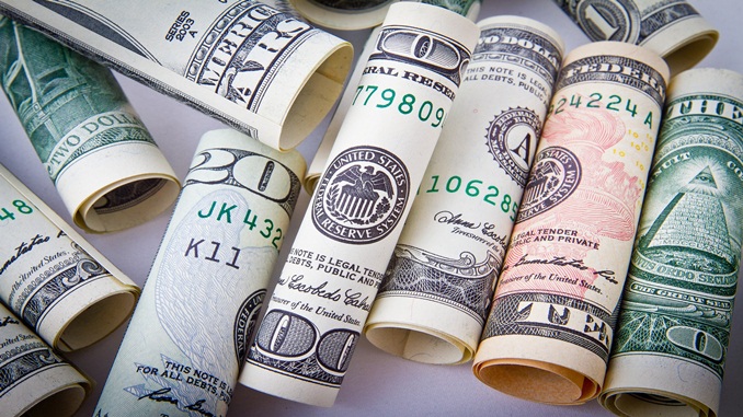 Economista explica alta do dólar e impactos no custo de vida