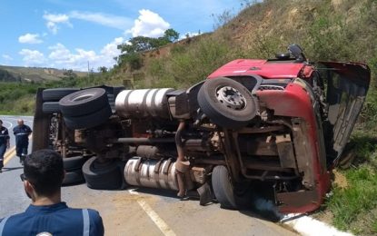 Motorista morre em capotamento de carreta na BR 265 próximo a São João del-Rei