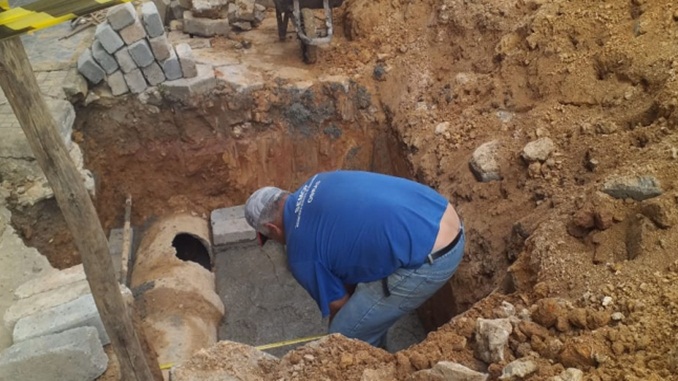 Semop faz obra para construir bueiros na avenida Bias Fortes, em Barbacena