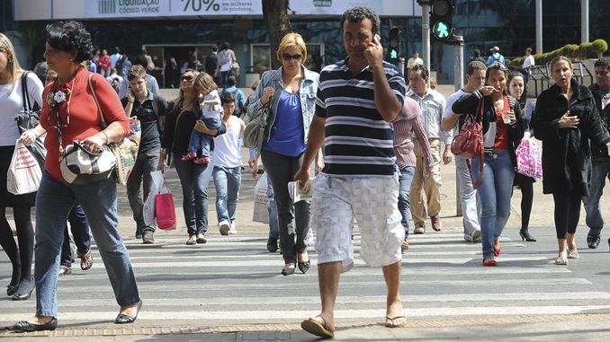 Taxa de desemprego no Brasil cai para 11,8%, revela IBGE