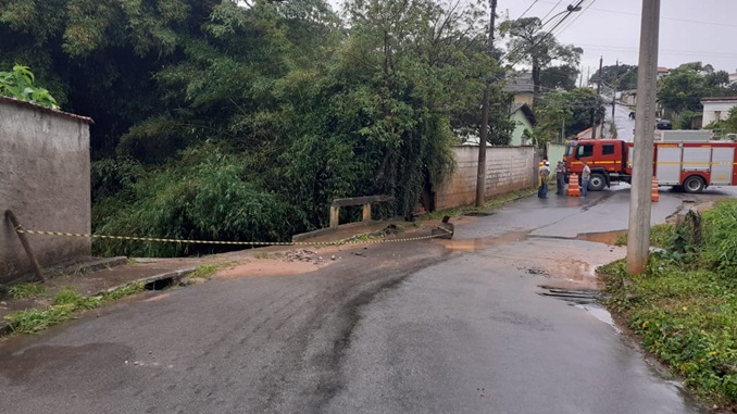 Ponte cedeu parcialmente na Rua Tancredo Esteves no bairro Boa Morte, em Barbacena