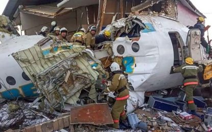 Avião com mais de 90 pessoas caiu no Cazaquistão nesta sexta-feira (27)