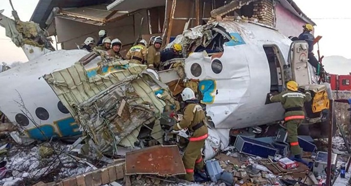 Avião com mais de 90 pessoas caiu no Cazaquistão nesta sexta-feira (27)