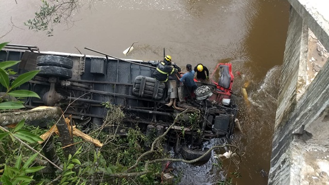 Bombeiros salvam caminhoneiro de afogamento na zona Rural de Prados