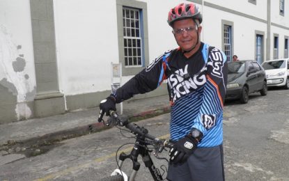 Pai viaja oito horas de bicicleta até a Santa Casa em agradecimento a Deus e a equipe da UTI Neonatal