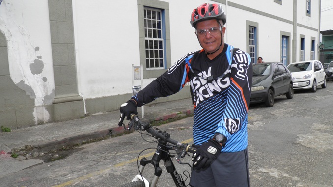 Pai viaja oito horas de bicicleta até a Santa Casa em agradecimento a Deus e a equipe da UTI Neonatal