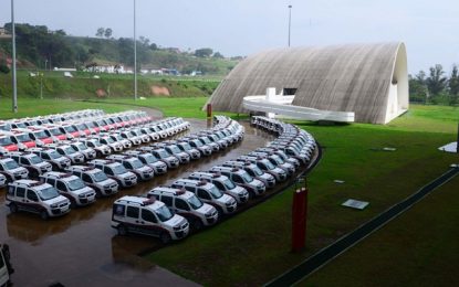 Governador entrega 107 veículos ao sistema prisional de Minas Gerais