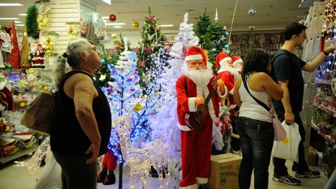 Um terço dos brasileiros devem comprar presentes no Natal mesmo com contas em atraso