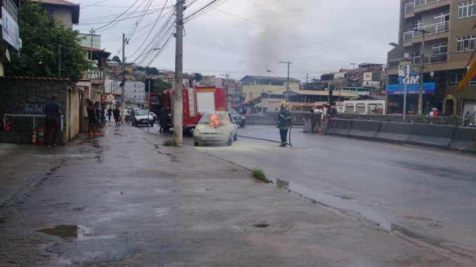 Bombeiros combatem incêndio em veículo no bairro Funcionários em Barbacena