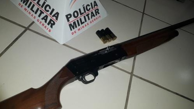 Porte ilegal arma de fogo no distrito de Curral Novo de Minas, em Antônio Carlos