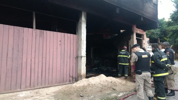 Incêndio destrói três motocicletas em garagem no distrito de Dr. Sá Fortes