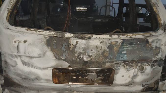 Incêndio em oficina mecânica atinge cinco veículos em Conselheiro Lafaiete
