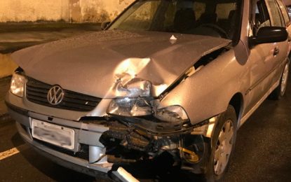 Acidente entre carro e moto deixa uma pessoa ferida em Barbacena