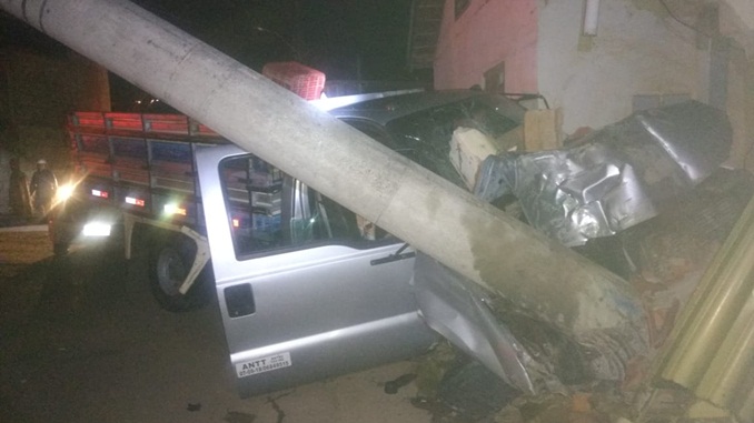 Caminhão desgovernado atinge poste e residências no bairro São Francisco, em Barbacena