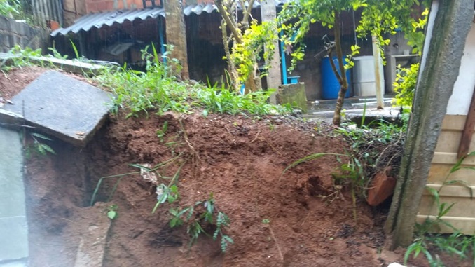 Chuva causa queda de barranco e muro em Barbacena