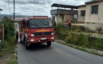 Bombeiros debelam incêndio em residência, em São João Del-Rei