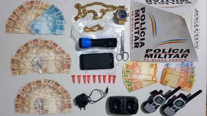 Polícia Militar prende autor de tráfico de drogas e apreende vasto material ilícito em Entre Rios de Minas