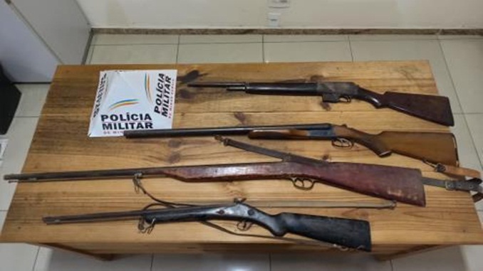 Polícia Militar apreende quatro armas de fogo em residência, no bairro Vilela em Barbacena
