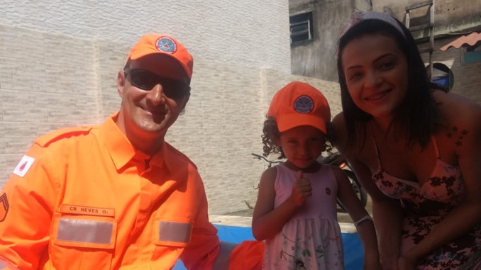 TV Alterosa promove encontro da menina Maria Cecília com  Bombeiros de Barbacena que a salvaram.