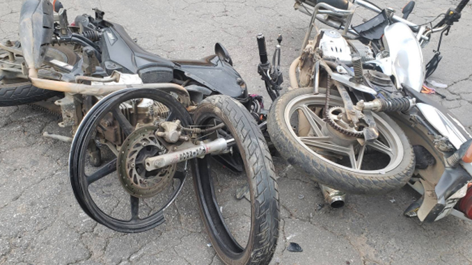 Três pessoas feridas em acidente de motos em Barbacena