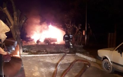 Bombeiros combatem incêndio em veículo no bairro Pio XII, em São João Del-Rei
