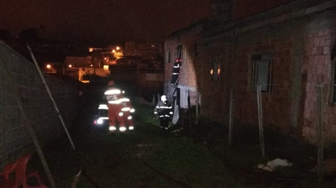 Bombeiros combatem incêndio em residência no Bairro São Sebastião, em Barbacena