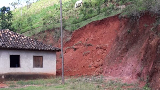 Chuva forte trouxe transtornos e deixou família desalojada, em Desterro do Melo