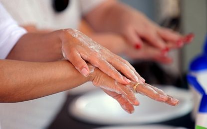 Lavar as mãos e não compartilhar objetos: os cuidados para evitar transmissão do novo coronavírus