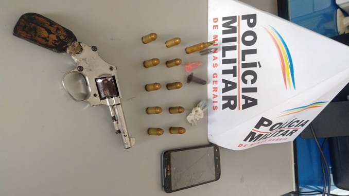 Polícia Militar apreende arma de fogo e munições, em Arantina