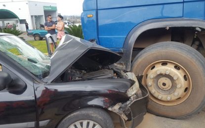 Três ficam feridos em colisão entre caminhão e carro na Cruz das Almas, em Barbacena