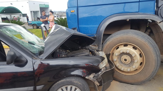 Três ficam feridos em colisão entre caminhão e carro na Cruz das Almas, em Barbacena