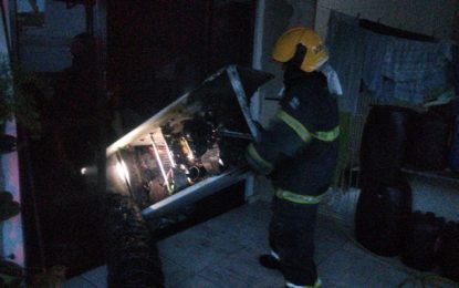 Bombeiros atuam em ocorrência de incêndio em residência no bairro Grogotó, em Barbacena