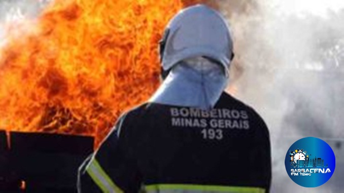 Vela acesa provoca incêndio em residência na Vila Resende, em Conselheiro Lafaiete
