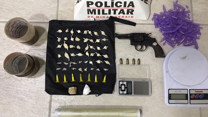 Polícia Militar apreende arma de fogo, munições e drogas, em Barbacena