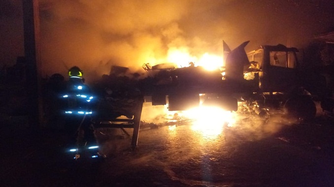 Caminhão pega fogo, motorista fica ferido e carga é destruída em Montes Claros