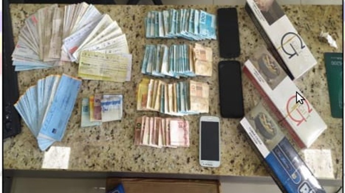 Homem é preso com grande soma em dinheiro, cheques e maços de cigarros, em Barbacena
